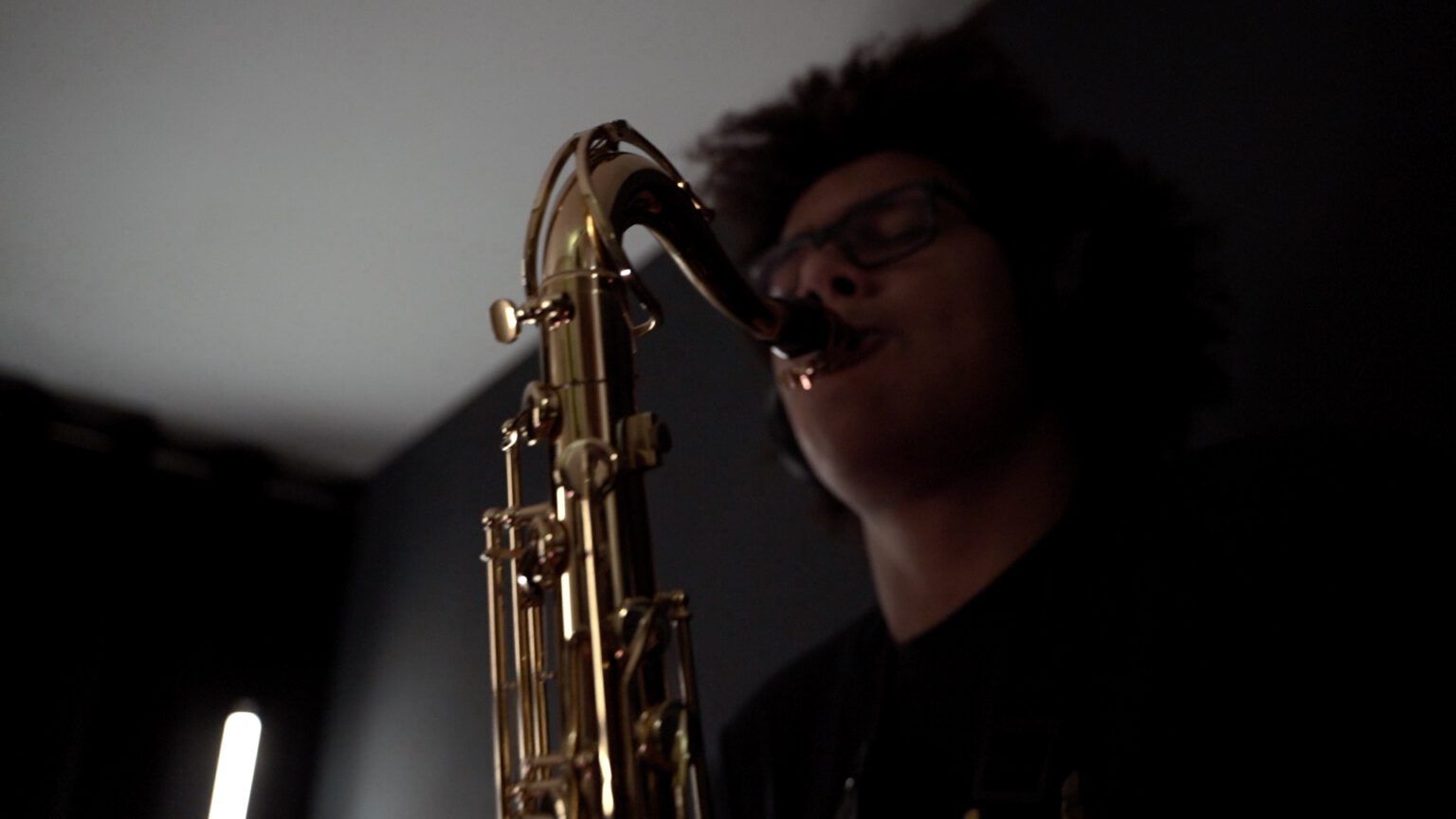 Musiker mit Saxofon bei einem Videodreh von Fatih Gökçe