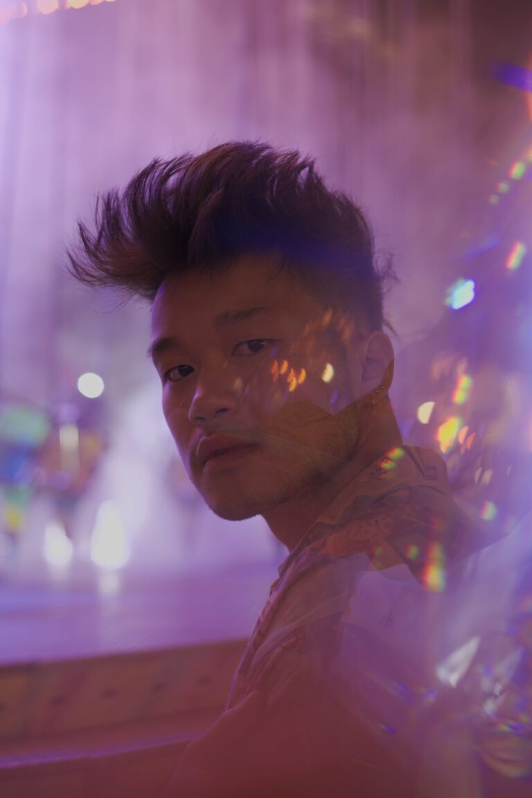 Porträtfoto bei Nacht mit bunten Lichtreflexen, fotografiert von Fatih Gökçe